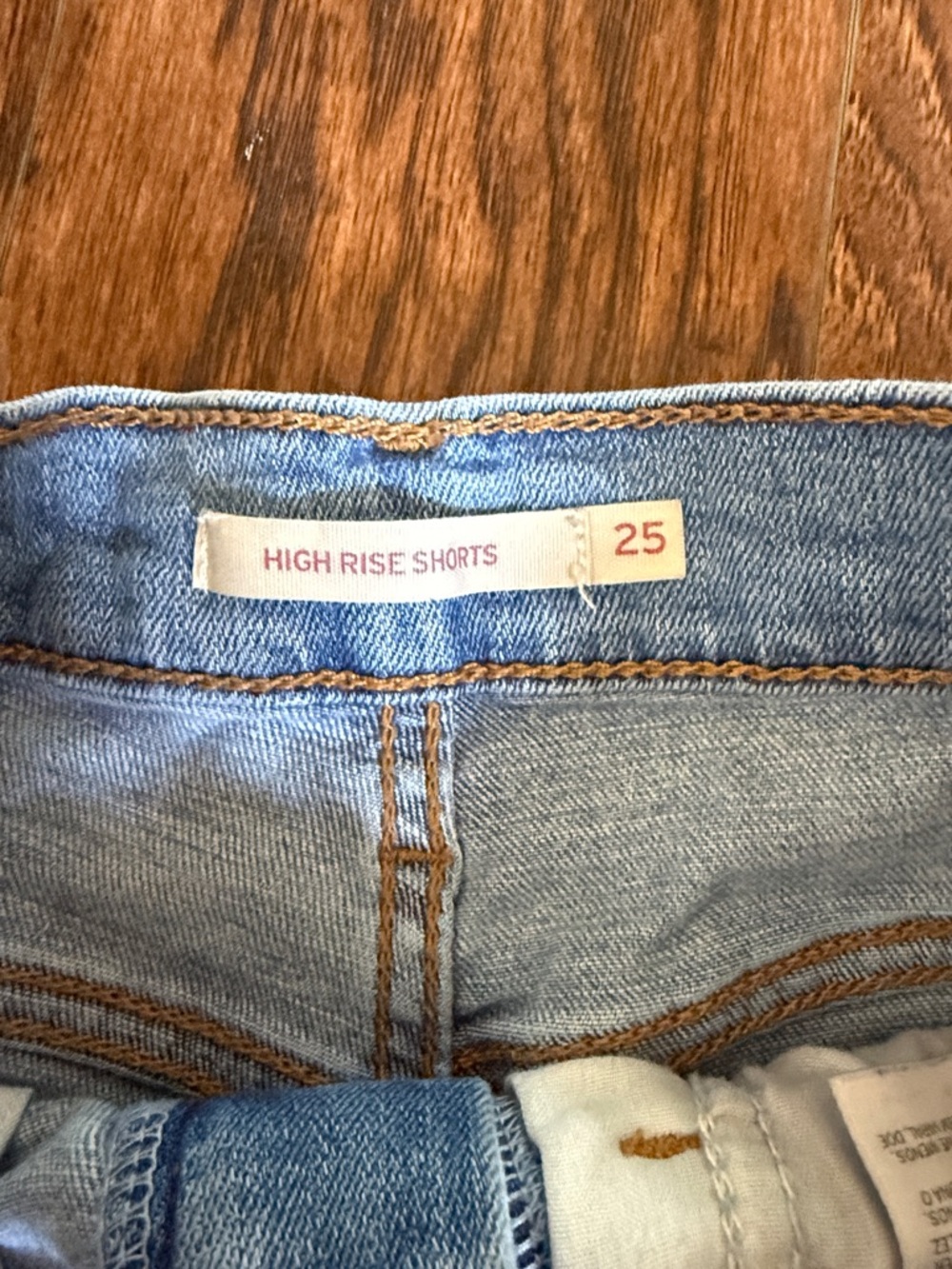 Levi’s Distressed Light Blue Denim Women’s Shorts, size 25 - Picture 3 of 6